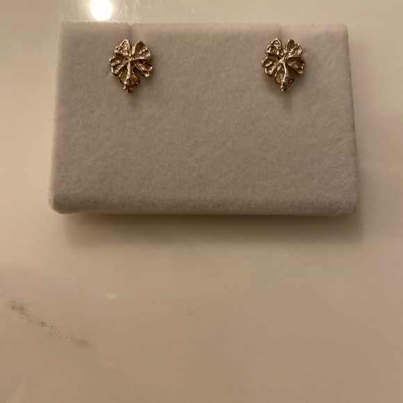 Crisson of Bermuda - Floral Earring studs - Picture 3 of 4